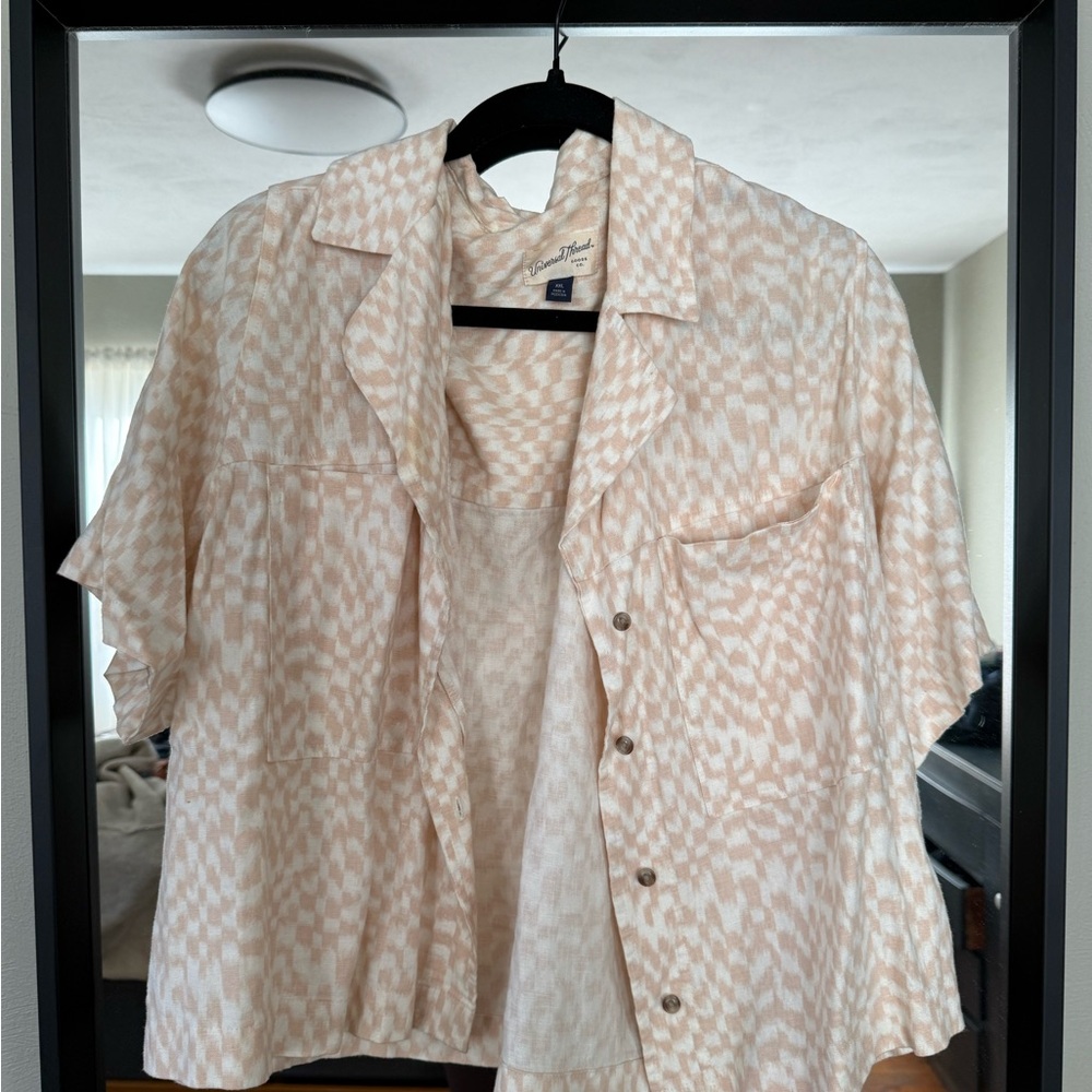 Universal Thread Women’s Cream and Pink Cropped Button down